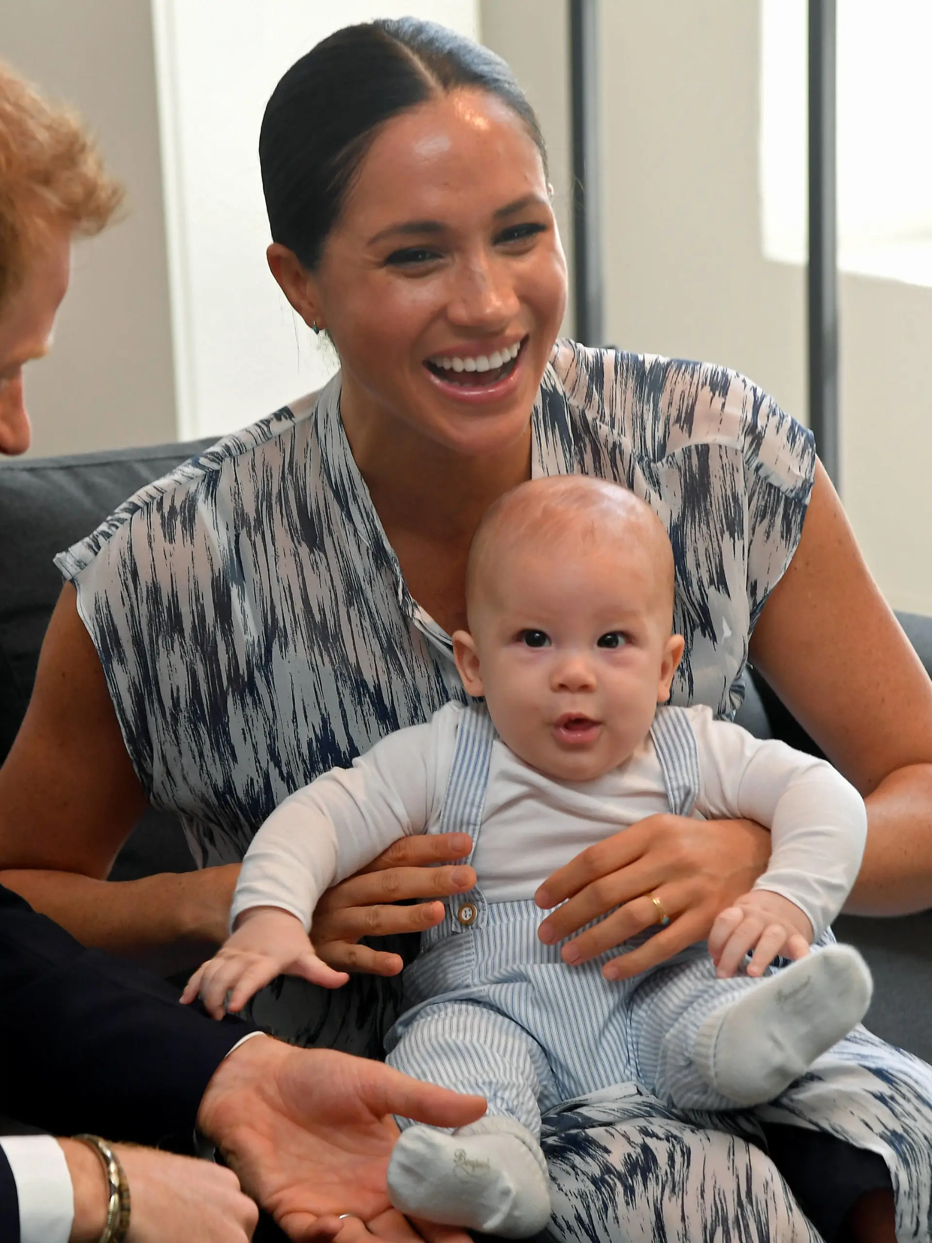  Entertainment Bilder des Tages Britain s Prince Harry and Meghan visit South Africa Britain s Prince Harry and his wife Meghan, Duchess of Sussex, holding their son Archie, meet Archbishop Desmond Tutu at the Desmond & Leah Tutu Legacy Foundation in Cape Town, South Africa, September 25, 2019. REUTERS/Toby Melville/Pool PUBLICATIONxINxGERxSUIxAUTxONLY Copyright: xTOBYxMELVILLEx 45572939