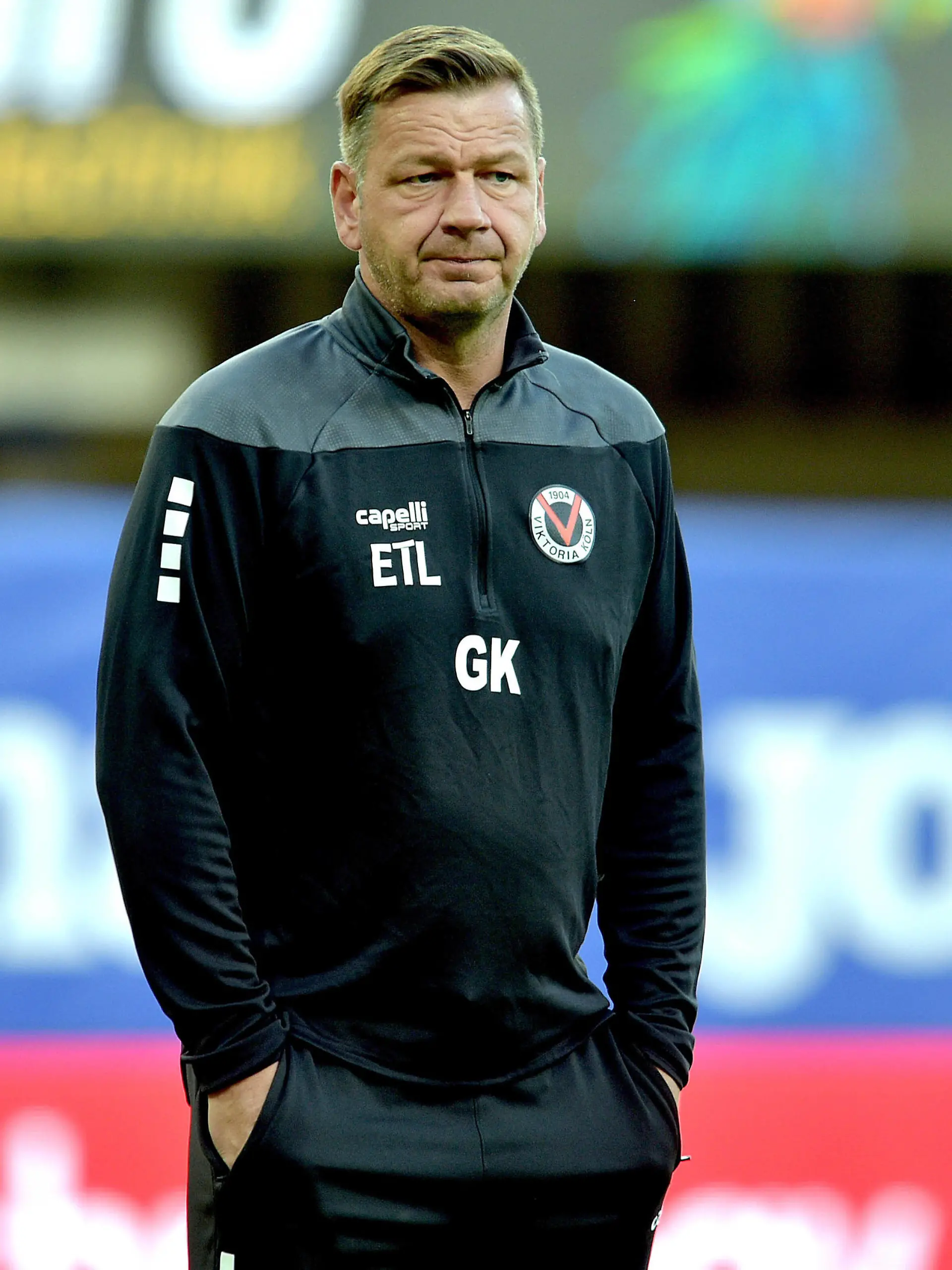 07-10-2022 / pmk / NF137364 Fussball/Herren 3.Liga Saison 2022/2023 Home Deluxe Arena / Paderborn Corona-Spieltag SC Verl - FC Viktoria Koeln Georg KOCH -Torwarttrainer- Viktoria Koeln *** 07 10 2022 pmk NF137364 football men 3 league season 2022 2023 home deluxe arena paderborn corona matchday SC Verl FC Viktoria Koeln Georg KOCH goalkeeper coach Viktoria Koeln