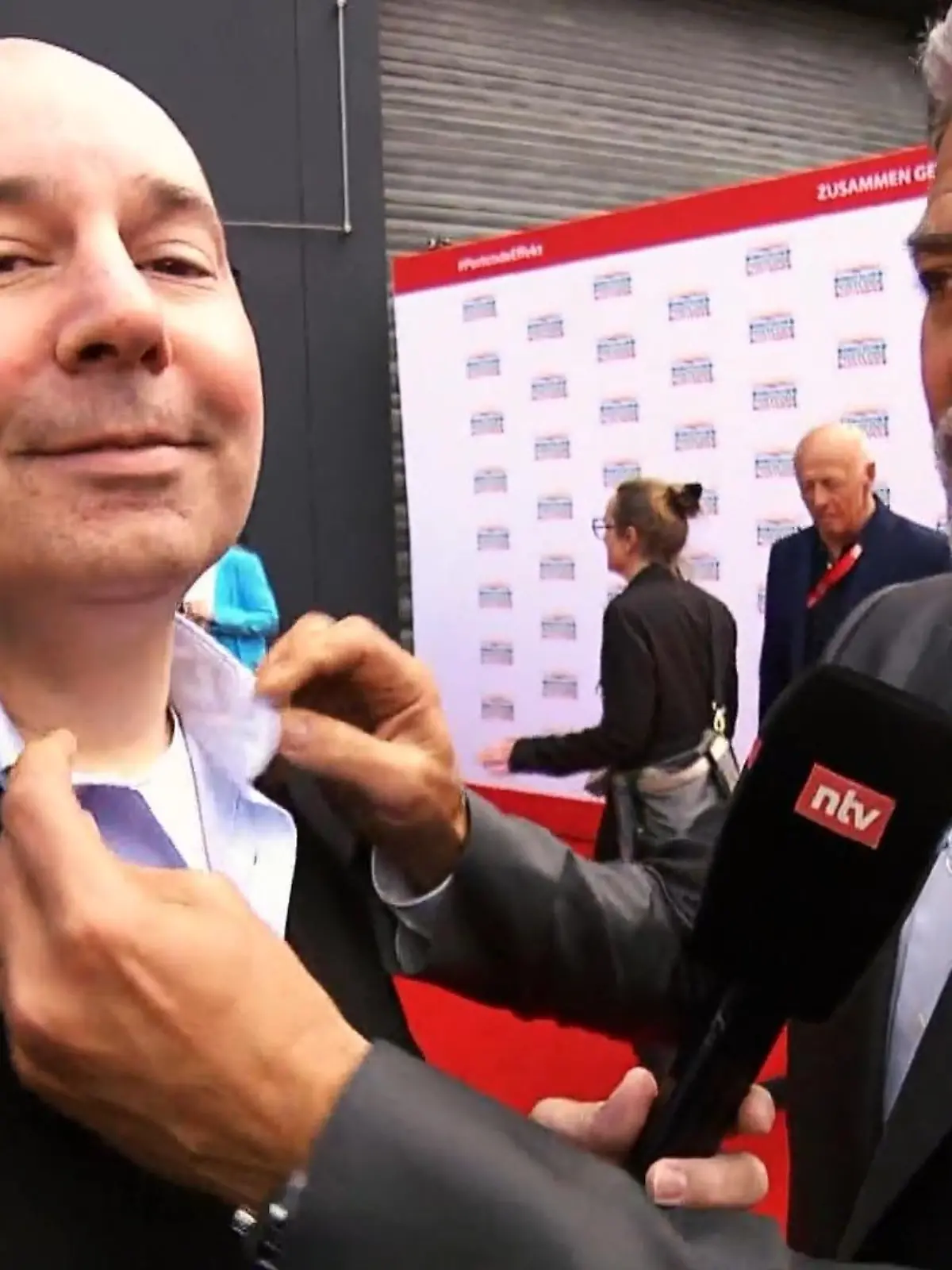 Bild zu: "Hollywoodstar geht RTL-Reporter an den Kragen!"