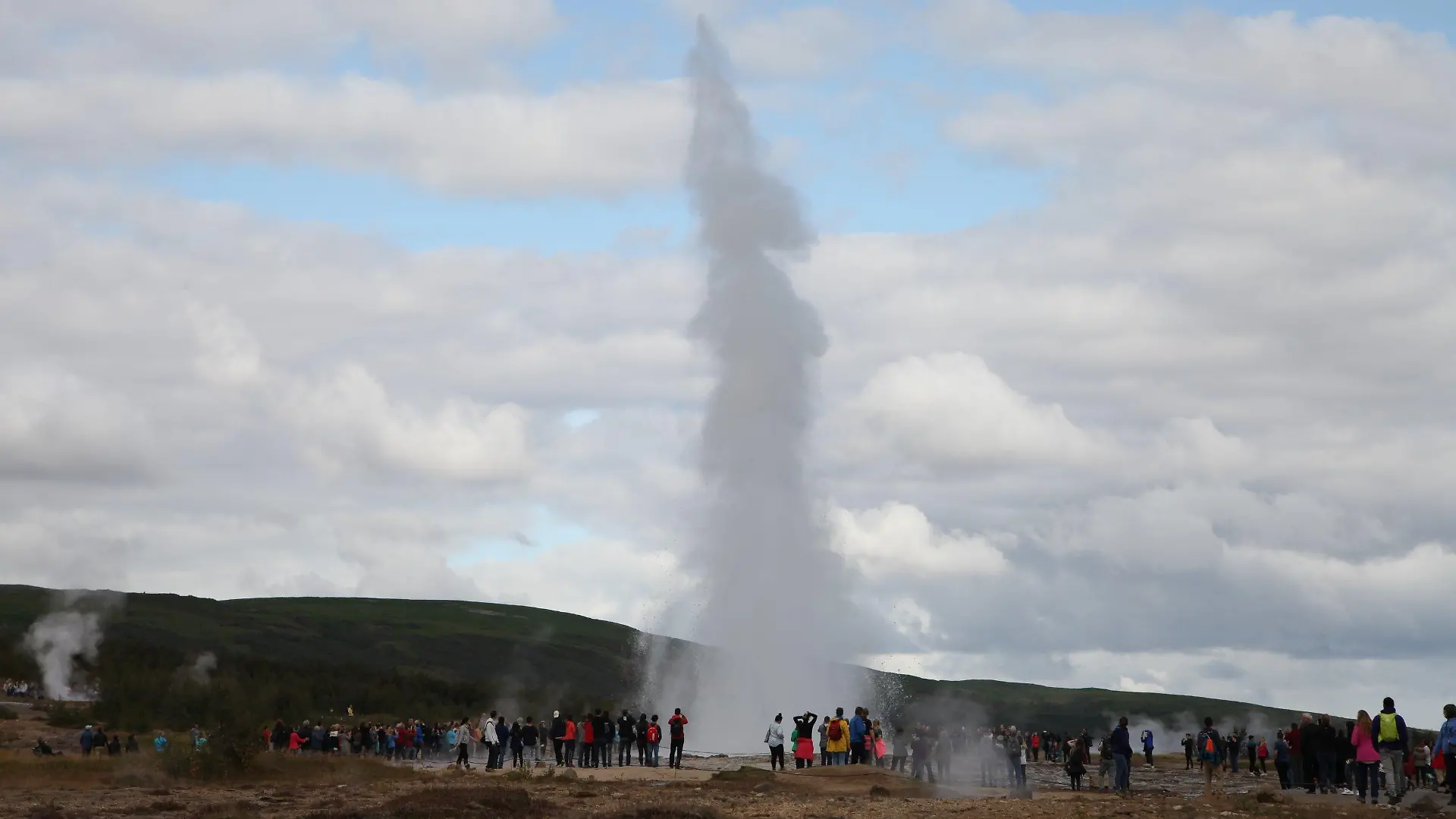 23.08.2019, Island, Geysir: Touristen bestaunen einen Ausbruch des Geysirs Strokkur. (zu dpa-Story: "Venedig der Natur? Wie Island den Tourismus bändigt") Foto: Steffen Trumpf/dpa +++ dpa-Bildfunk +++