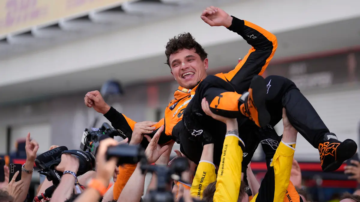 dpatopbilder - 05.05.2024, USA, Miami Gardens: Der britische McLaren-Pilot Lando Norris wird nach seinem Sieg beim Formel-1-Grand-Prix von Miami von seinem Team gefeiert. Foto: Rebecca Blackwell/AP/dpa +++ dpa-Bildfunk +++
