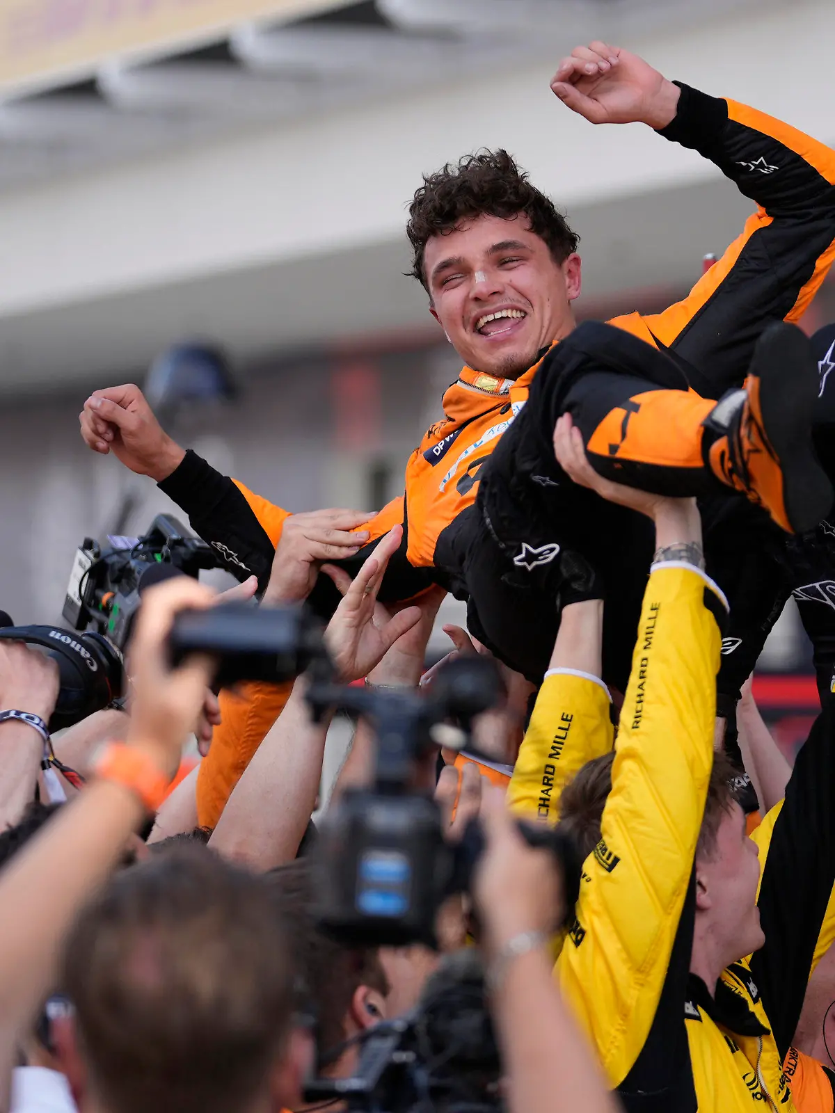 dpatopbilder - 05.05.2024, USA, Miami Gardens: Der britische McLaren-Pilot Lando Norris wird nach seinem Sieg beim Formel-1-Grand-Prix von Miami von seinem Team gefeiert. Foto: Rebecca Blackwell/AP/dpa +++ dpa-Bildfunk +++