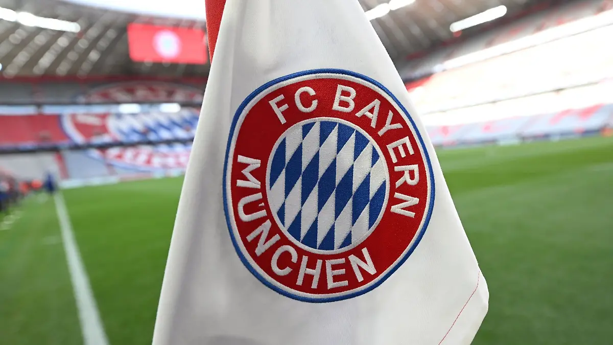 Eine Eckfahne mit dem Logo des FC Bayern steht vor dem Spiel im Stadion.