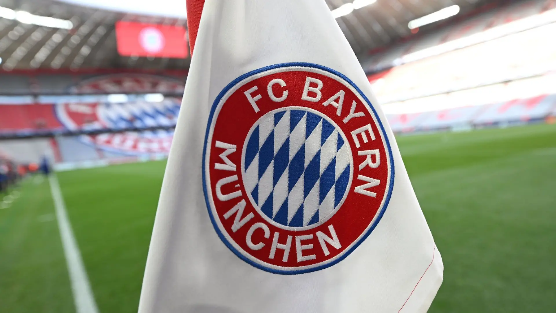 Eine Eckfahne mit dem Logo des FC Bayern steht vor dem Spiel im Stadion.