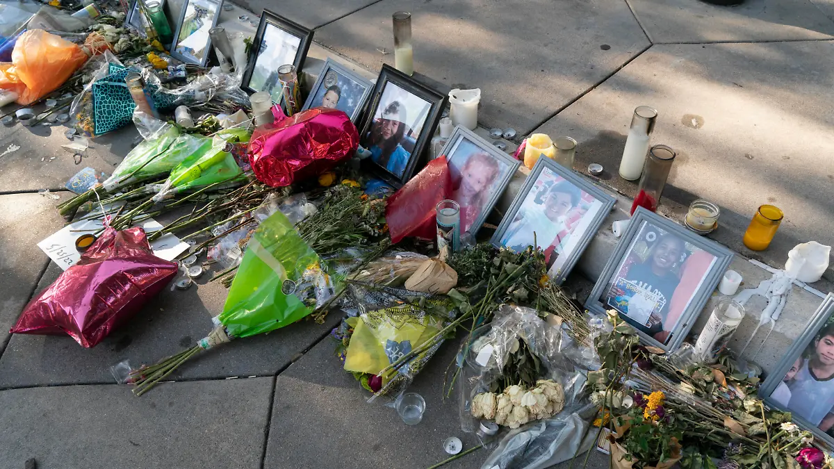 May 30, 2022, Austin, Texas, USA: Images of many victims in the Uvalde, Texas mass murder at Robb Elementary lie among burned candles and fading flowers at the steps to the Texas Capitol grounds in Austin. Austin USA - ZUMAd150 20220530_znp_d150_038 Copyright: xBobxDaemmrichx