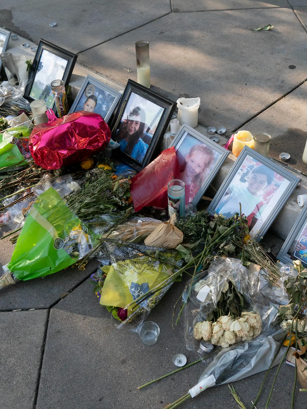  May 30, 2022, Austin, Texas, USA: Images of many victims in the Uvalde, Texas mass murder at Robb Elementary lie among burned candles and fading flowers at the steps to the Texas Capitol grounds in Austin. Austin USA - ZUMAd150 20220530_znp_d150_038 Copyright: xBobxDaemmrichx