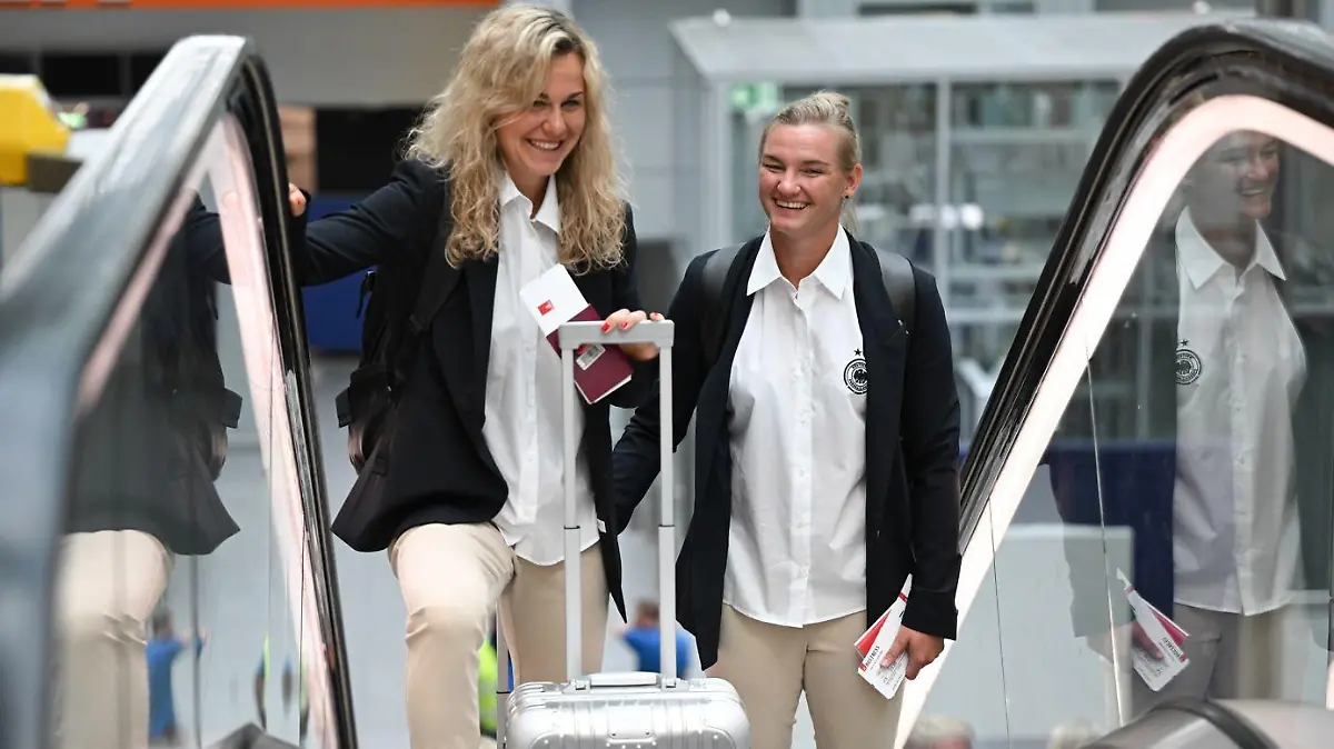 Alexandra Popp (r) und Lena Lattwein kurz vor der Abreise nach Australien.