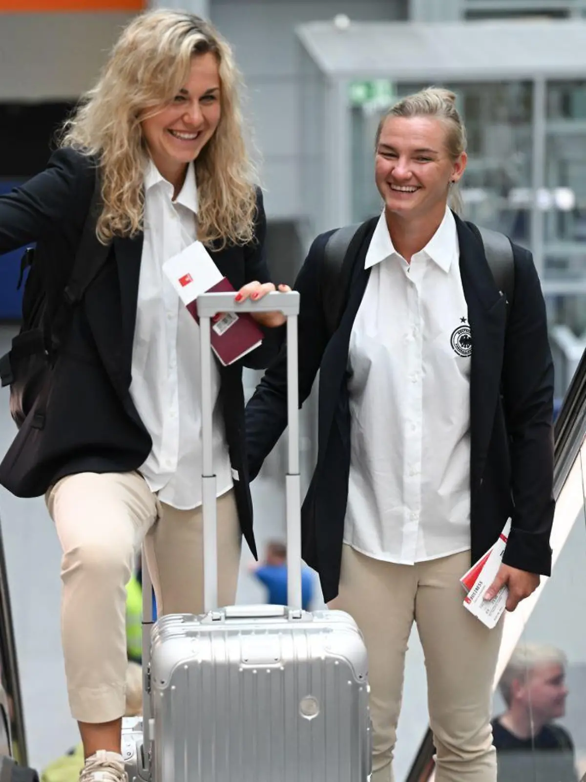 Alexandra Popp (r) und Lena Lattwein kurz vor der Abreise nach Australien.