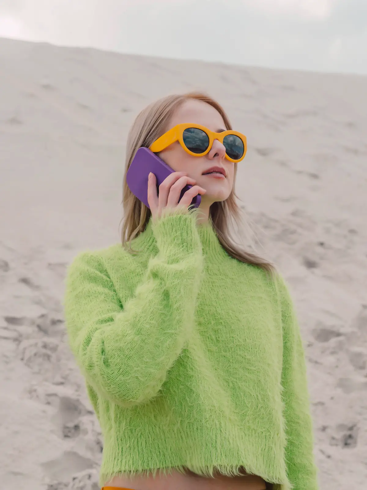 Fashionable woman wearing sunglasses and talking on smart phone model released, Symbolfoto, VSNF01874