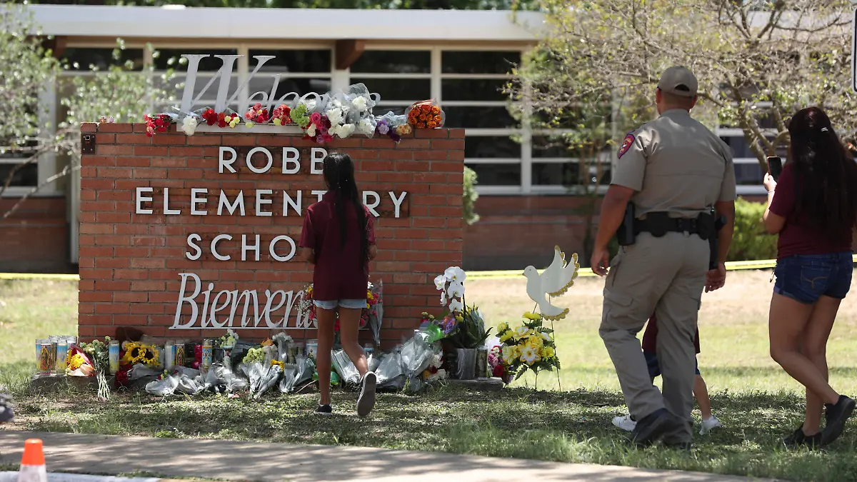 May 25, 2022, Uvalde, Texas, USA: Families leave flowers by a memorial at Robb Elementary School in Uvalde, Texas, Wednesday, May 25, 2022. On Tuesday, 18-year-old Salvador Ramos entered the school and killed 19 children and two adults. Uvalde USA PUBLICATIONxINxGERxSUIxAUTxONLY - ZUMAa27_ 20220525_znn_a27_024 Copyright: xSanxAntonioxExpress-Newsx