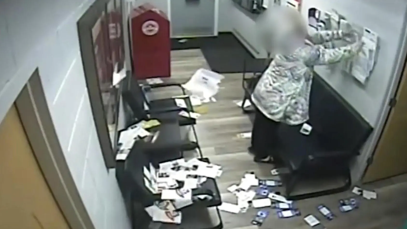 Frau zerlegt Polizeistation