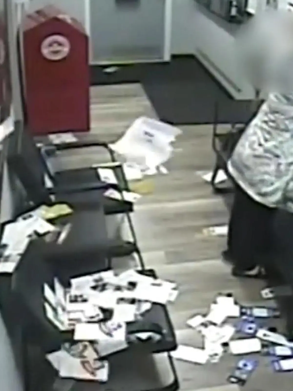 Absolute Eskalation in der Polizeistation!

Eine Frau taucht mitten in der Nacht bei einer Polizeistation in Illinois auf und fängt an, die Lobby zu verwüsten. Warum sie auf dem Revier so ausrastet, ist zwar nicht bekannt. Doch die Polizei kann sie ausfindig machen.