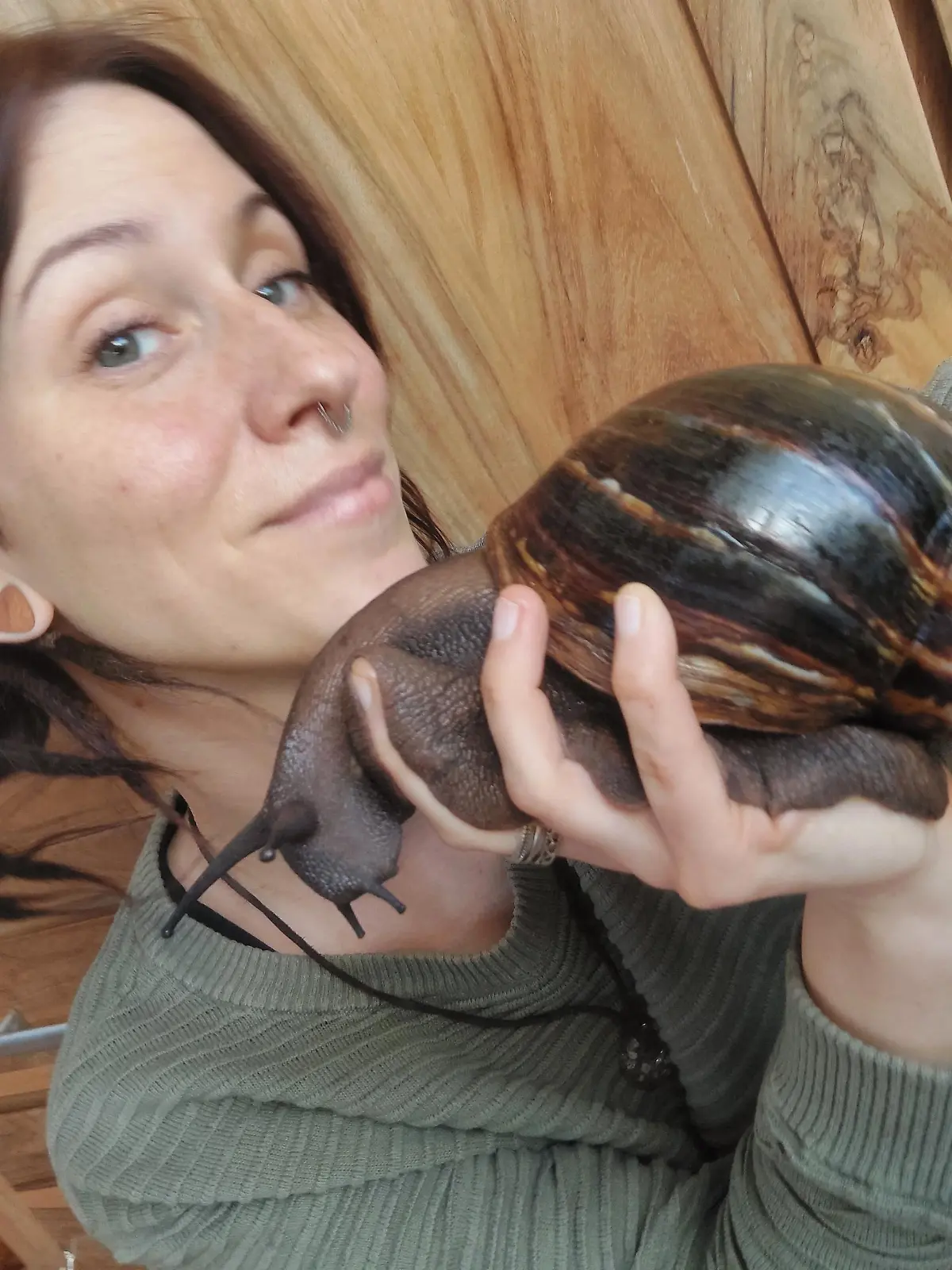 Daniela Wenschauer (33) mit ihrer größten Schnecke Bert,