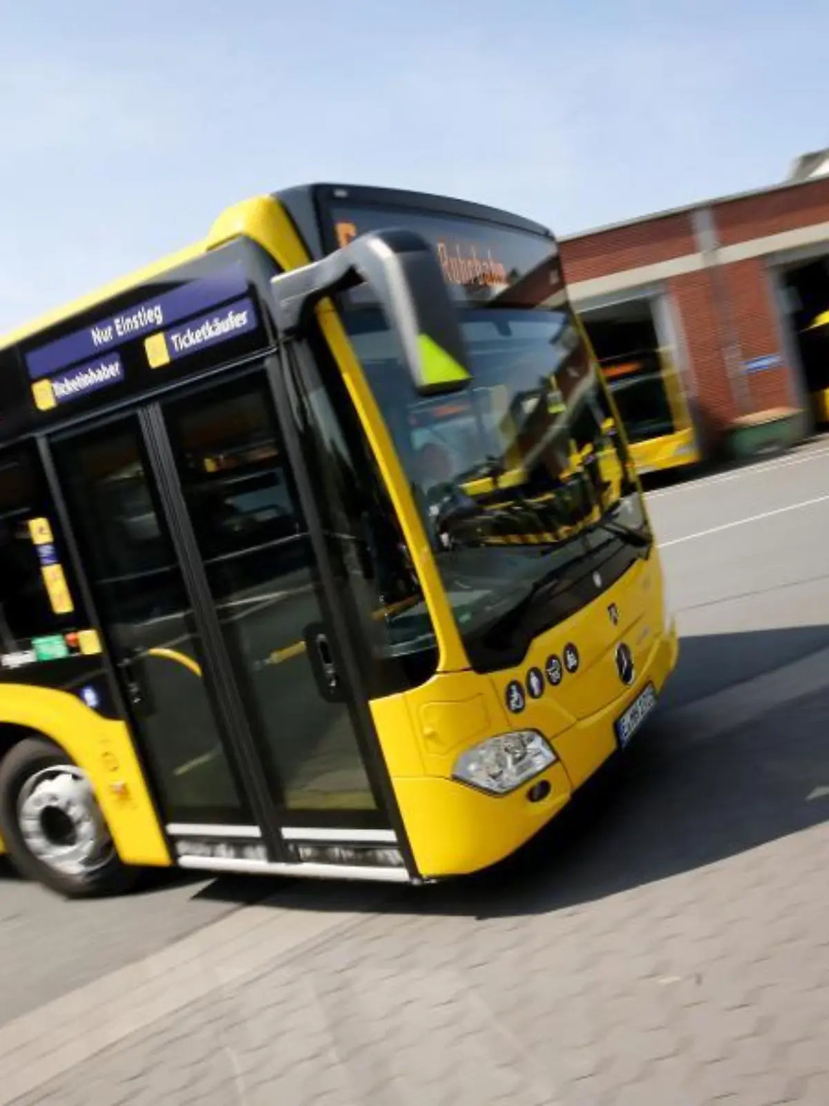 Neue Hybridbusse