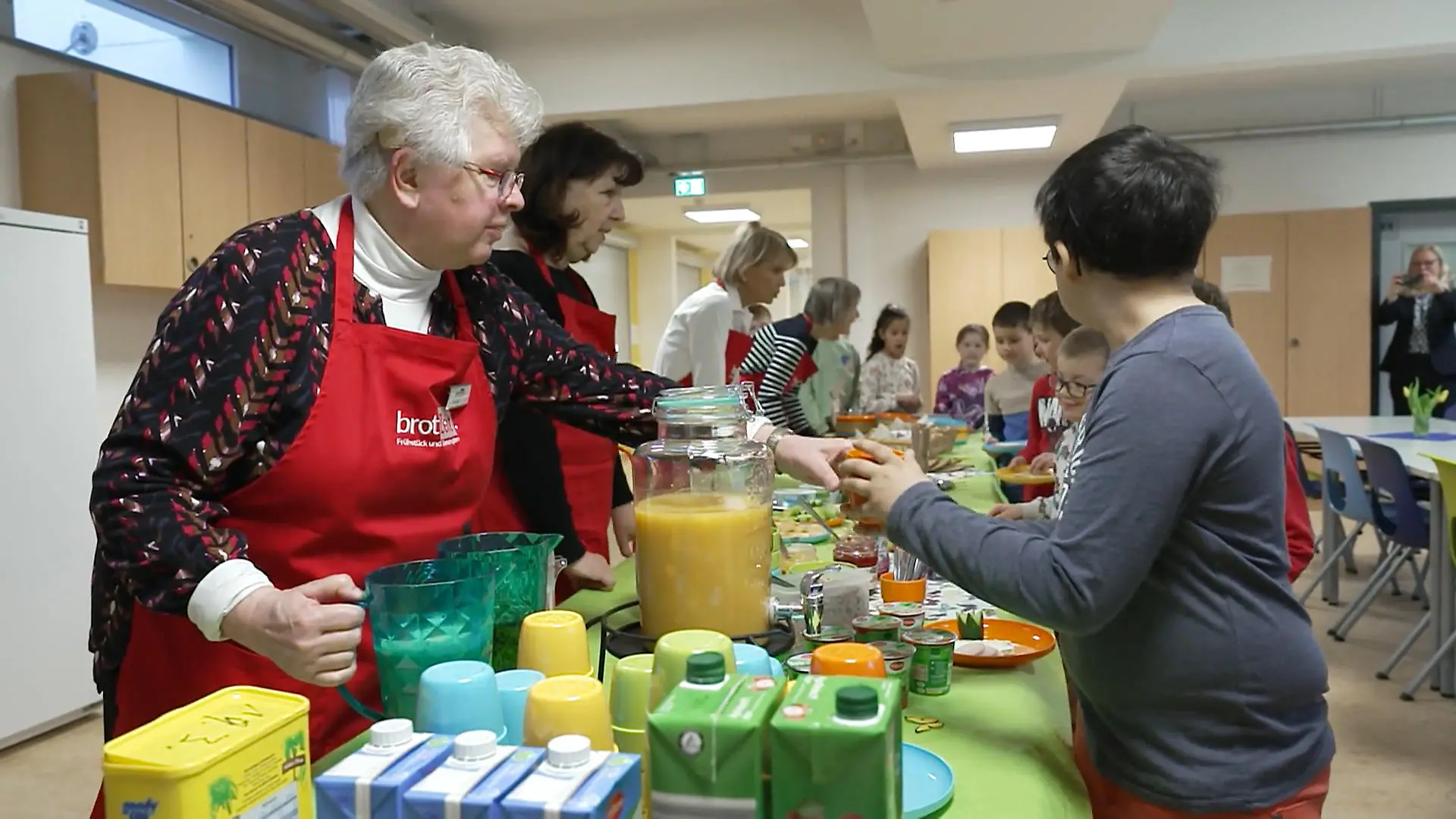Rentner:innen ermöglichen Schulkindern ein Frühstück "Woche der Vielfalt"