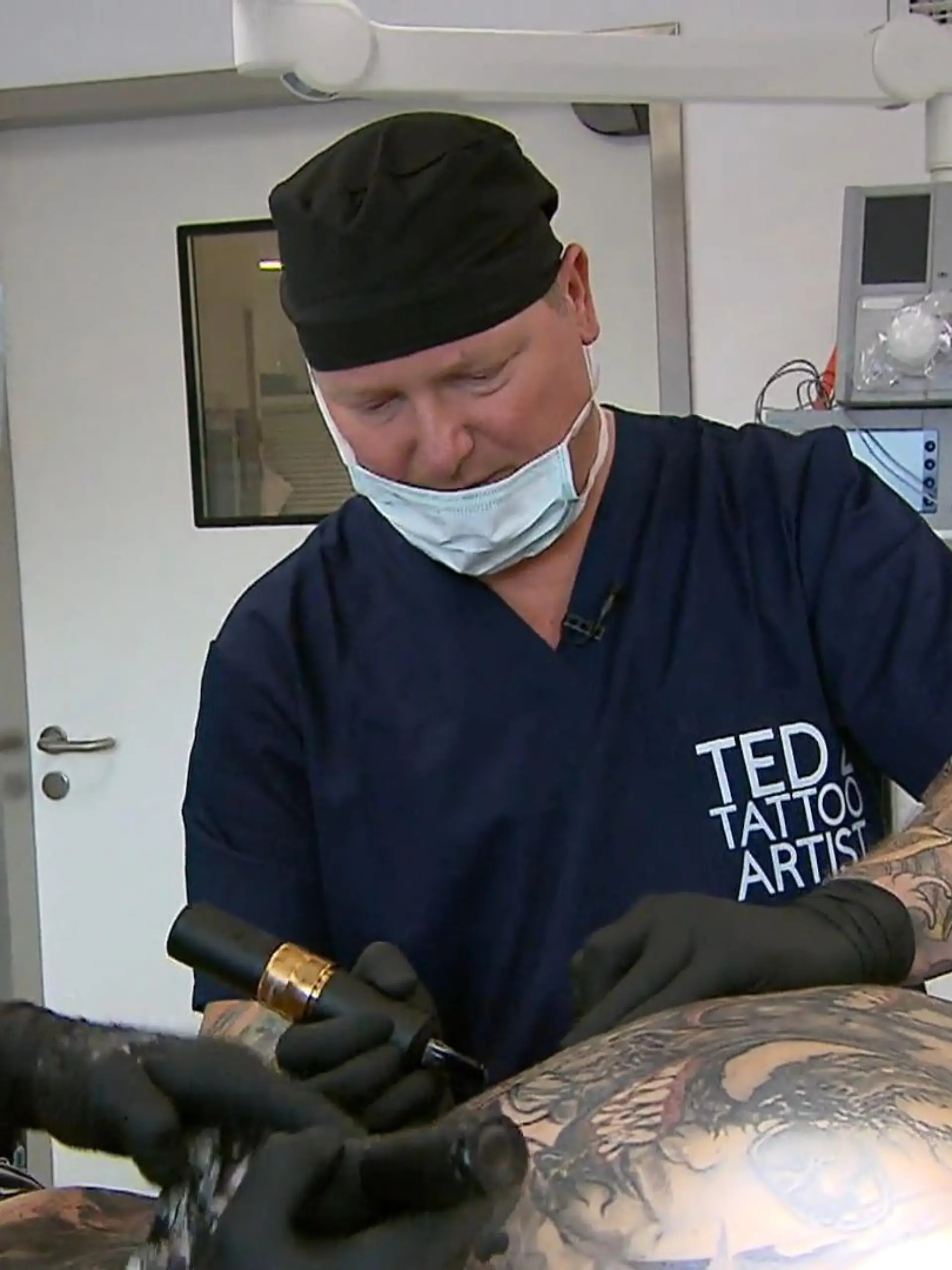 Bild zu: "Tattoo unter Narkose"