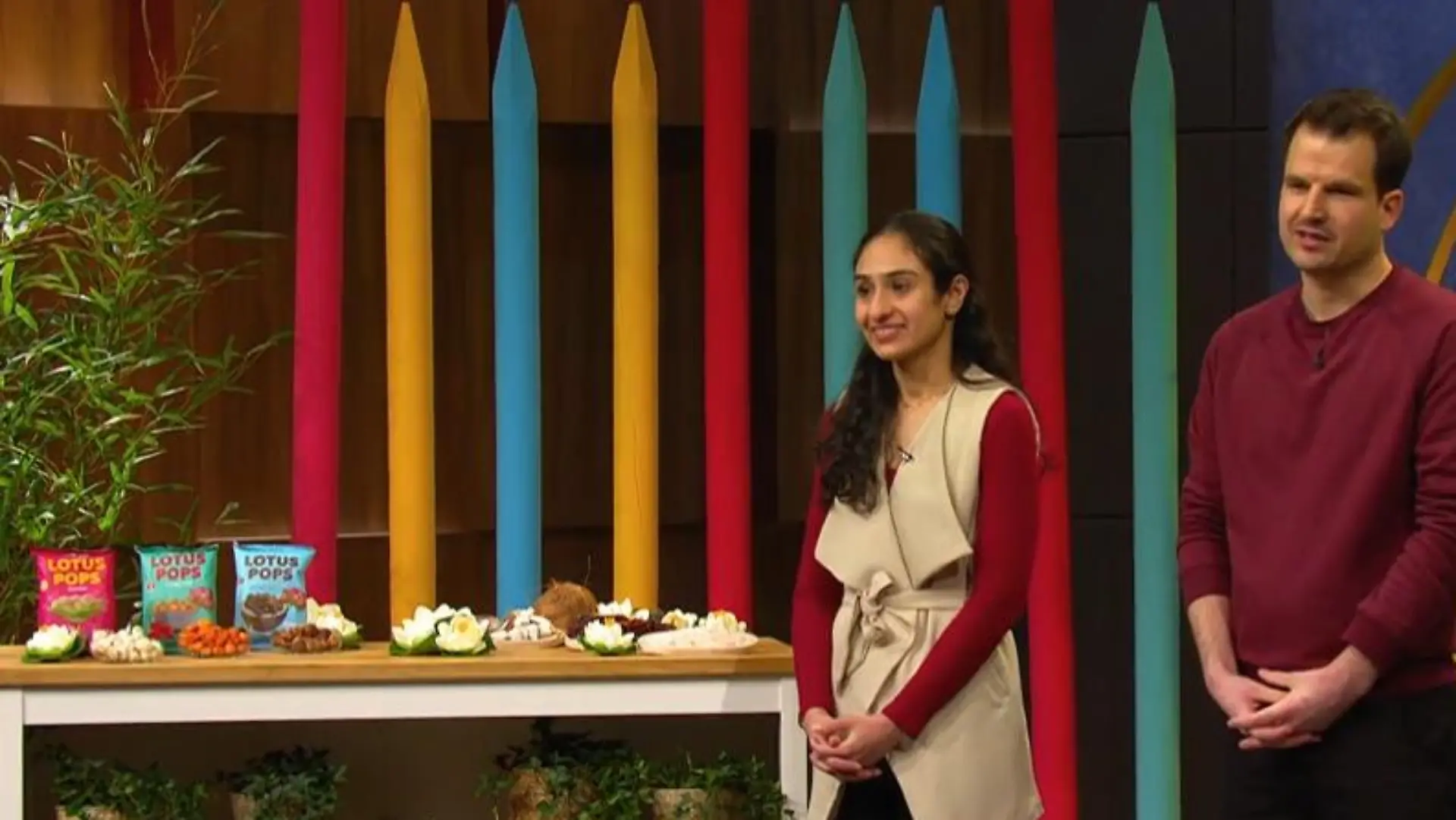 Shweta Pahuja und ihr Mann präsentieren den Snack Lotus Pops in der Höhle der Löwen