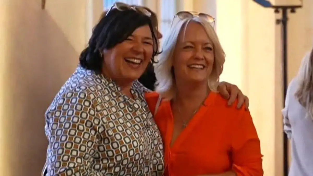 Vera Int-Veen und ihre Frau Christiane Obermann strahlen bei der Musical-Premiere "Kudamm 59"
