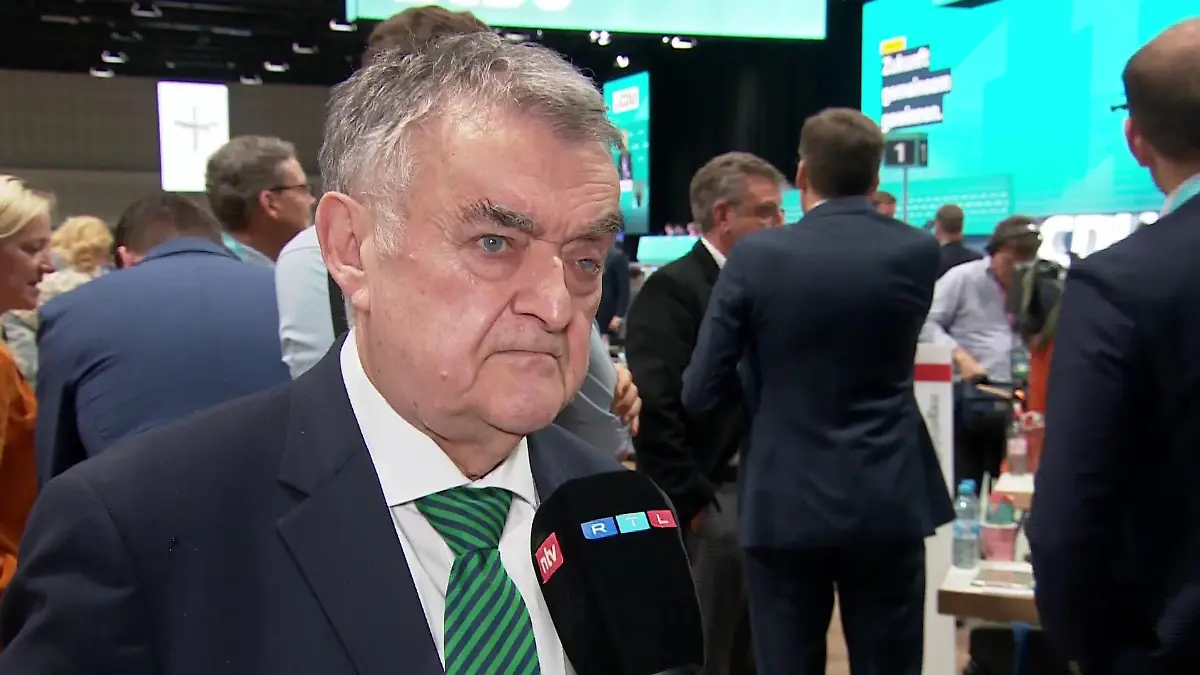 Herbert Reul (CDU) findet, man sollte auch über die Nationalität von Tatverdächtigen sprechen.