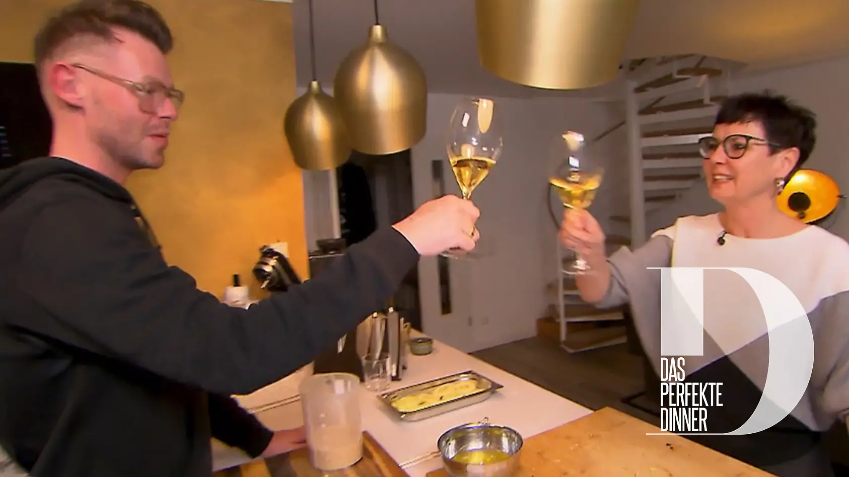 Tag 2: Erstmal Schampus - Robins Mutter hat kräftig geholfen