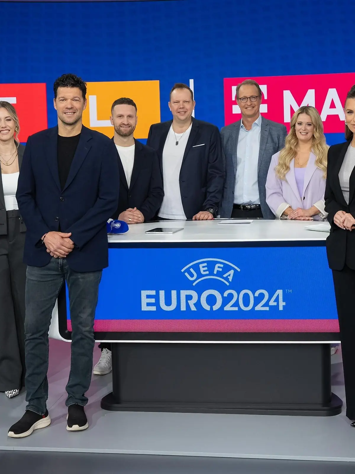 V.l.: Jan Henkel, Jana Wosnitza, Thomas Wagner, Laura Papendick, Michael Ballack, Shkodran Mustafi, Wolff-Christoph Fuss, Florian König, Anna-Sara Lange, Laura Wontorra, Steffen Freund, Lothar Matthäus, Marco Hagemann und Anna Kraft

+++ Die Verwendung des sendungsbezogenen Materials ist nur mit dem Hinweis und Verlinkung auf RTL+ gestattet. +++