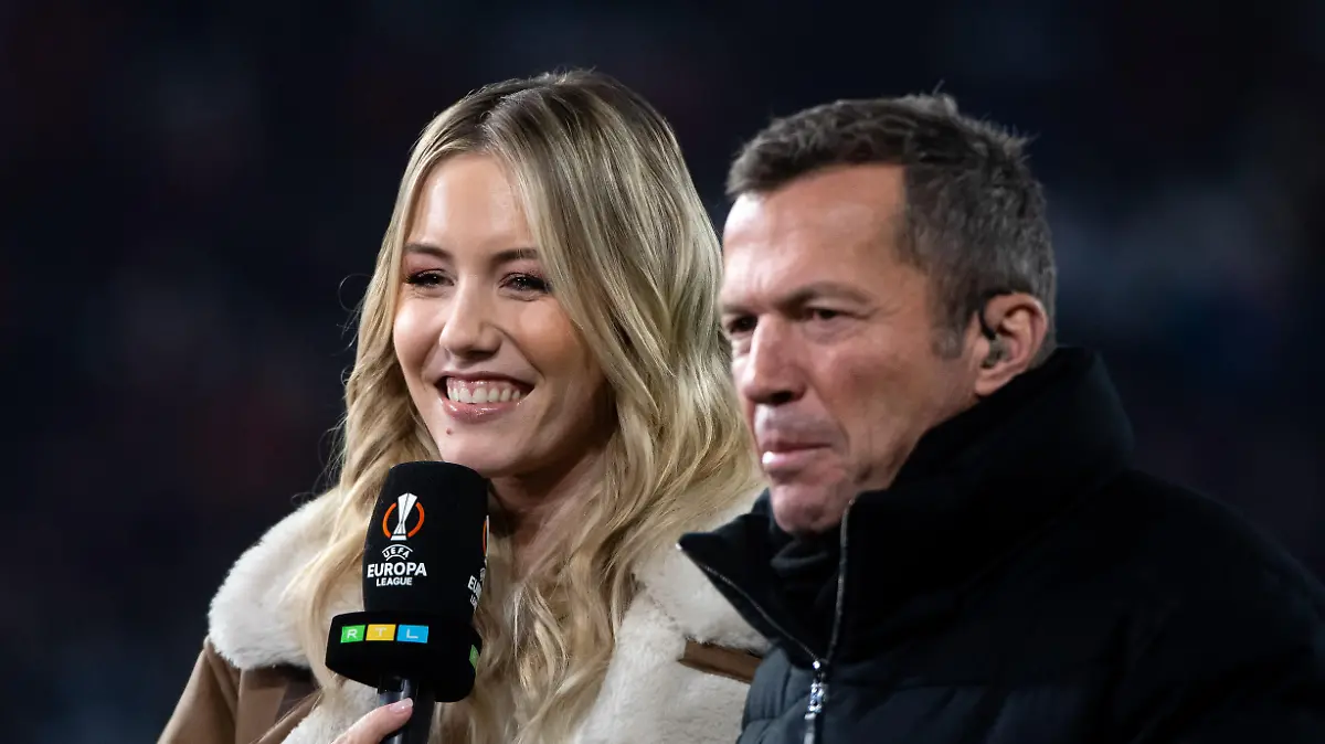Laura Papendick (RTL TV Moderatorin, Sportjournalistin) lacht mit Lothar Matthaeus (TV Experte, Ex Nationalspieler), GER, SC Freiburg vs West Ham United, Fussball UEFA Europa League, Achtelfinale Hinspiel, Saison 2023/2024, 07.03.2024 Foto: Eibner-Pressefoto/Michael Memmler