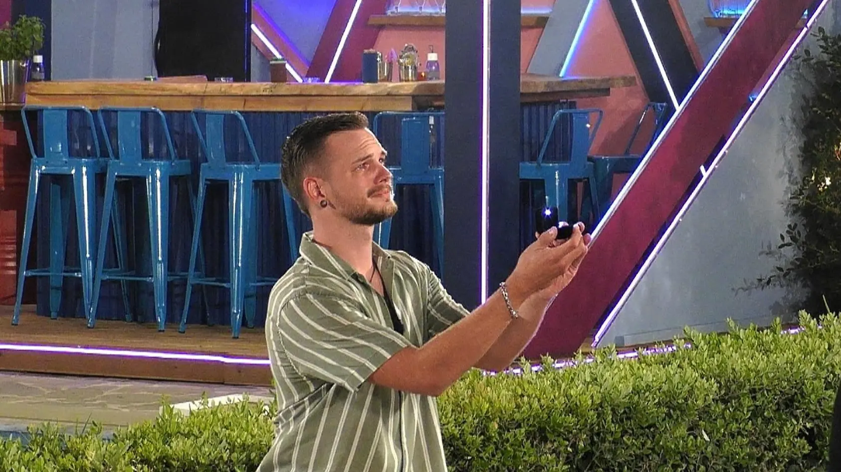 Plötzlich geht er auf die Knie