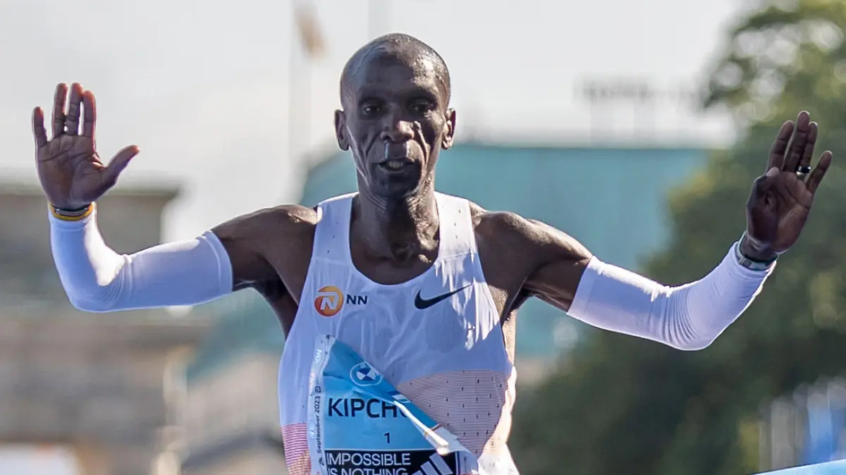 ARCHIV - 24.09.2023, Berlin: Leichtathletik: Berliner Marathon. Eliud Kipchoge aus Kenia läuft beim BMW Berlin Marathon als Sieger durchs Ziel. Kipchoge reagierte auf den Tod seines Rivalen. (zu dpa: «Marathon-Star Kipchoge: Schlaflose Nächte nach Social-Media-Hass») Foto: Andreas Gora/dpa +++ dpa-Bildfunk +++