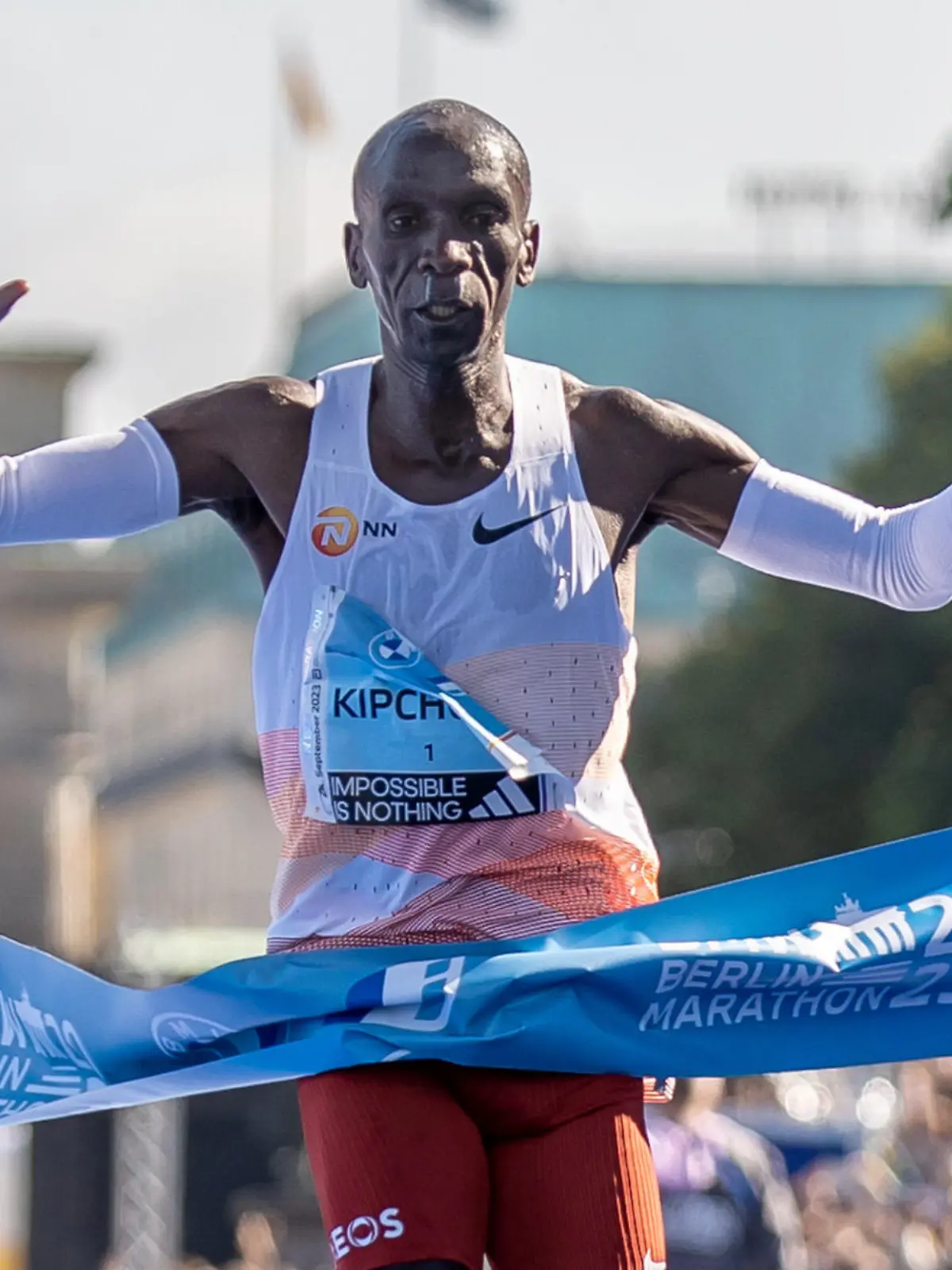 ARCHIV - 24.09.2023, Berlin: Leichtathletik: Berliner Marathon. Eliud Kipchoge aus Kenia läuft beim BMW Berlin Marathon als Sieger durchs Ziel. Kipchoge reagierte auf den Tod seines Rivalen. (zu dpa: «Marathon-Star Kipchoge: Schlaflose Nächte nach Social-Media-Hass») Foto: Andreas Gora/dpa +++ dpa-Bildfunk +++