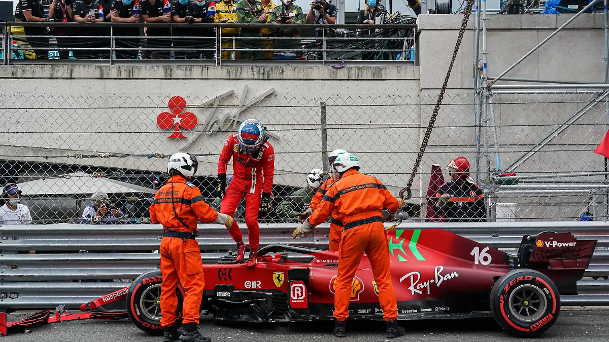 ARCHIV - 22.05.2021, Monaco: Motorsport: Formel-1-Weltmeisterschaft, Grand Prix von Monaco, Qualifying: Charles Leclerc vom Team Ferrari steigt nach einem Unfall während des Qualifyings auf der Rennstrecke in Monaco aus seinem Auto aus (zu dpa "Leclercs Monaco-Fluch: Wird das Heimrennen zur Hassliebe?") Foto: Roberto Piccinini/AP/dpa +++ dpa-Bildfunk +++