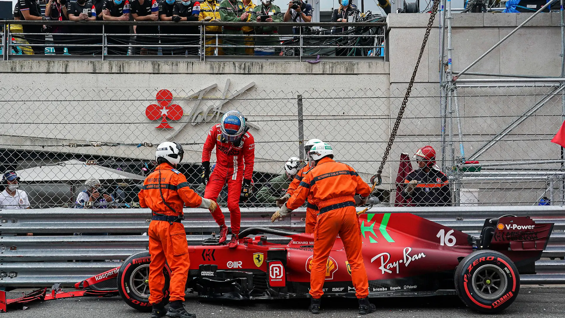 ARCHIV - 22.05.2021, Monaco: Motorsport: Formel-1-Weltmeisterschaft, Grand Prix von Monaco, Qualifying: Charles Leclerc vom Team Ferrari steigt nach einem Unfall während des Qualifyings auf der Rennstrecke in Monaco aus seinem Auto aus (zu dpa "Leclercs Monaco-Fluch: Wird das Heimrennen zur Hassliebe?") Foto: Roberto Piccinini/AP/dpa +++ dpa-Bildfunk +++