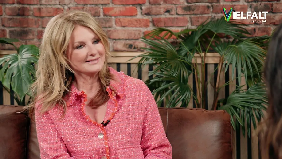 Frauke Ludowig im Generationentalk mit ihrer 30 Jahre jüngeren Kollegin Nahal Maneshkarimi