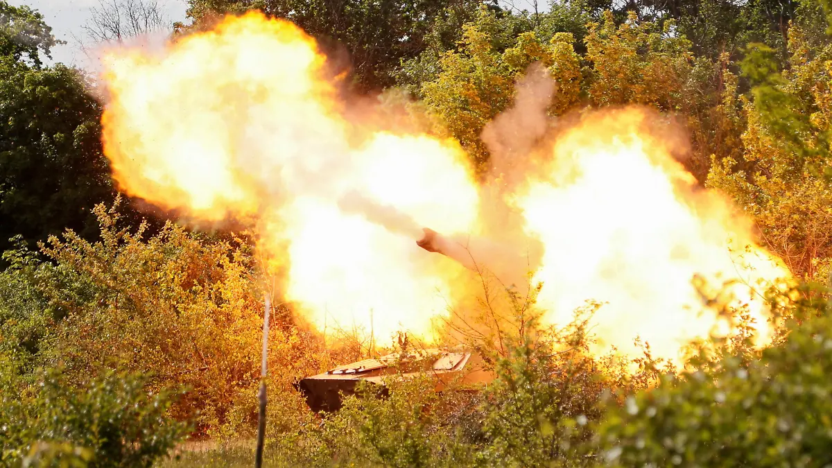 A self-propelled howitzer 2S1 Gvozdika of pro-Russian troops fires a leaflet shell in the direction of Sievierodonetsk to disperse information materials from their combat positions in the Luhansk region, Ukraine May 24, 2022. REUTERS/Alexander Ermochenko