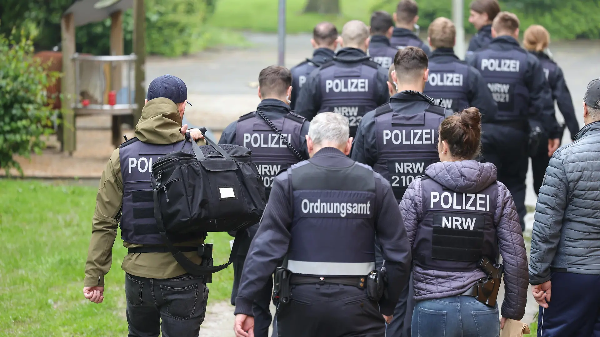 Großrazzia in Solingen wegen einer mutmaßlichen Gruppenvergewaltigung.