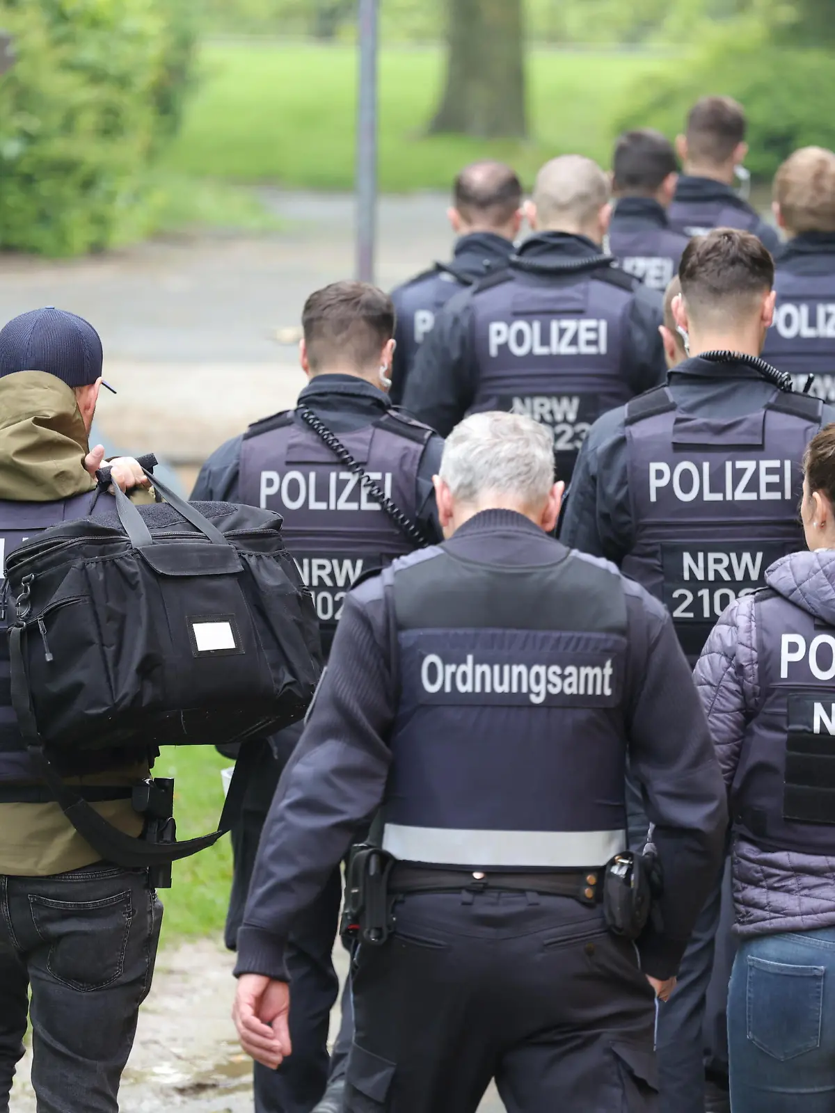 Großrazzia in Solingen wegen einer mutmaßlichen Gruppenvergewaltigung.