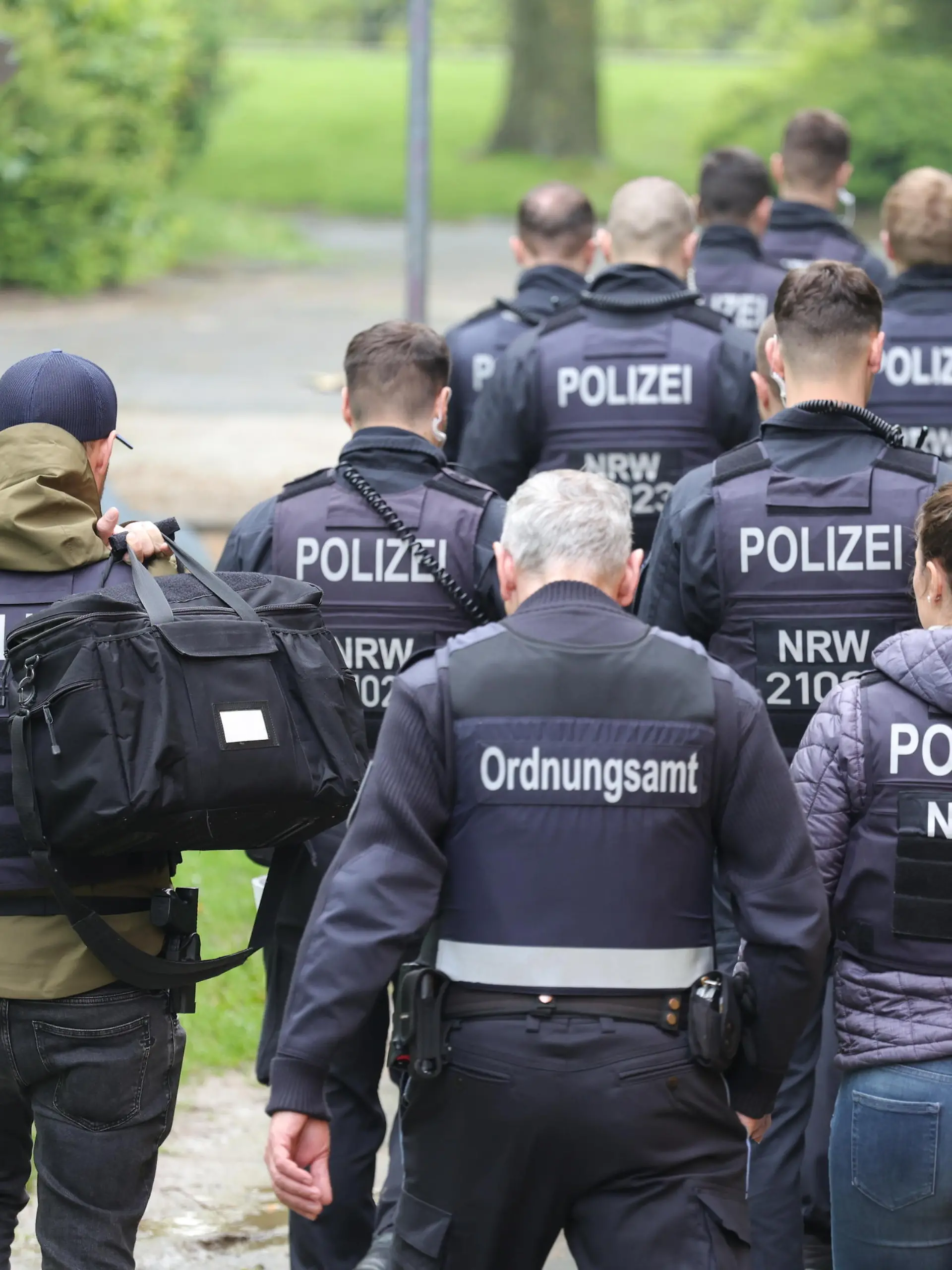 Großrazzia in Solingen wegen einer mutmaßlichen Gruppenvergewaltigung.