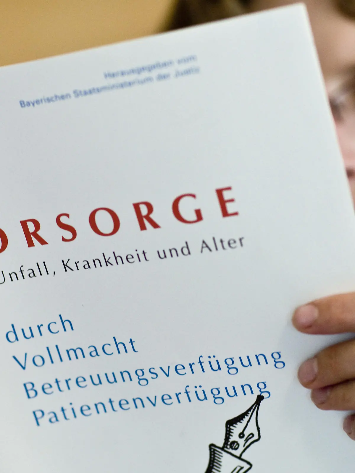 Eine Frau liest in einem Informations-Heft über Vorsorge für Unfall, Krankheit und Alter durch Vollmacht, Betreuungs- und Patientenverfügung, aufgenommen am 17.06.2007 in Frankfurt (Oder). Foto: Patrick Pleul   +++(c) dpa - Report+++