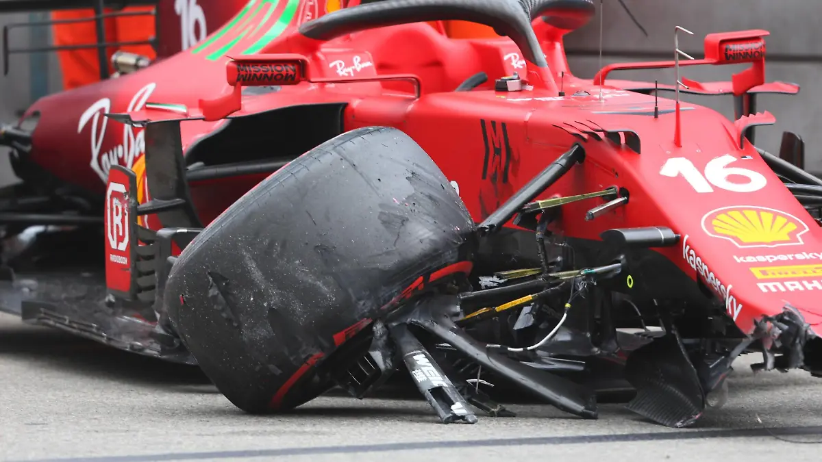 Formula 1 2021: Monaco GP CIRCUIT DE MONACO, MONACO - MAY 22: Marshals remove the car of Charles Leclerc, Ferrari SF21, from the circuit during the Monaco GP at Circuit de Monaco on Saturday May 22, 2021 in Monte Carlo, Monaco. Photo by Jean Petin / LAT Images Images PUBLICATIONxINxGERxSUIxAUTxHUNxONLY GP2105_150332Mon_07543