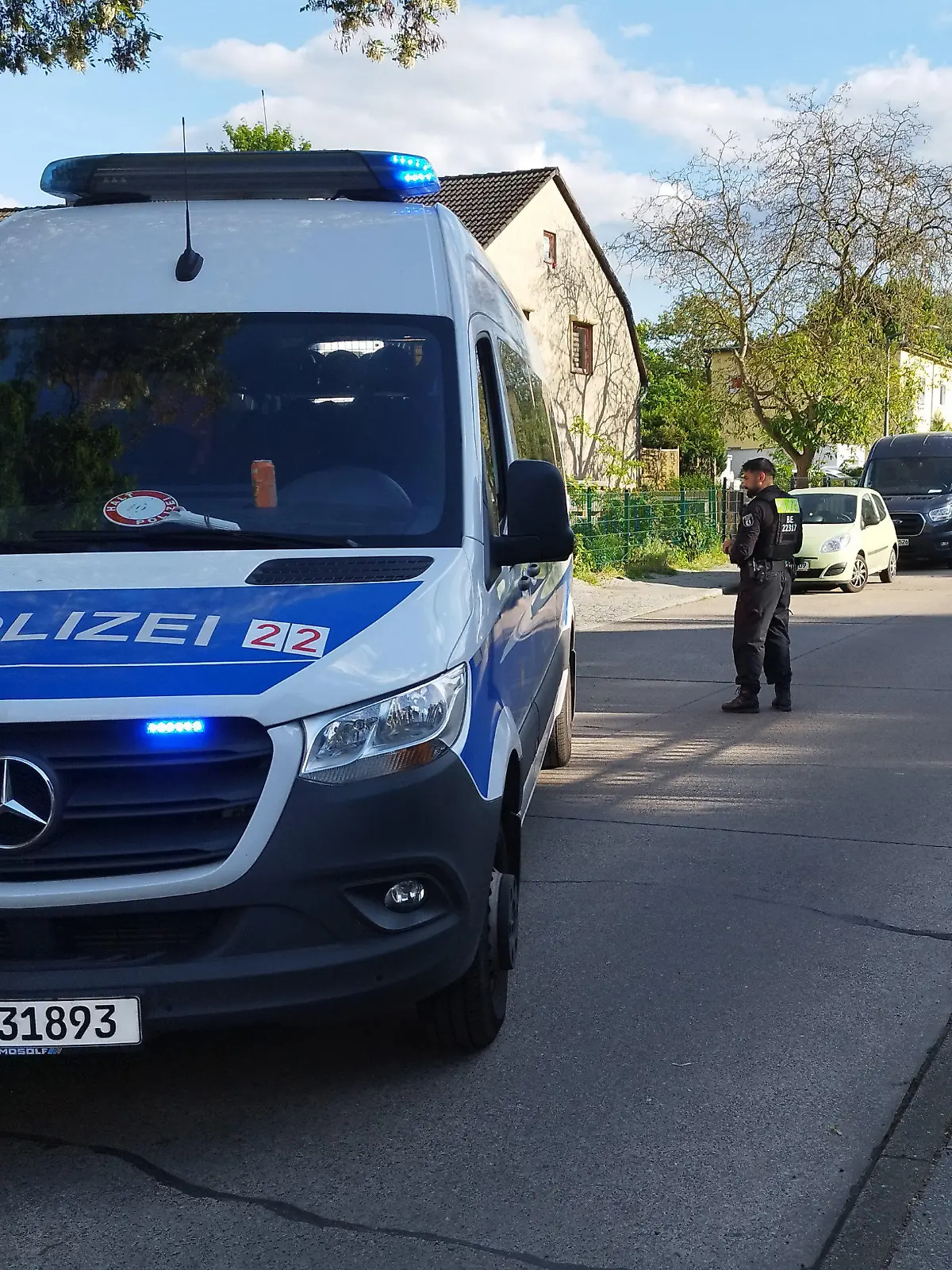 06.05.2024, Berlin: Polizisten sperren eine Straße im Berliner Bezirk Spandau für die Ermittlungsarbeiten. Nach dem Tod eines Mannes auf offener Straße im Berliner Bezirk Spandau ermittelt eine Mordkommission. Ersten Ermittlungen zufolge bestehe der Verdacht eines Tötungsdelikts. Foto: Christian Pörschmann/dpa +++ dpa-Bildfunk +++