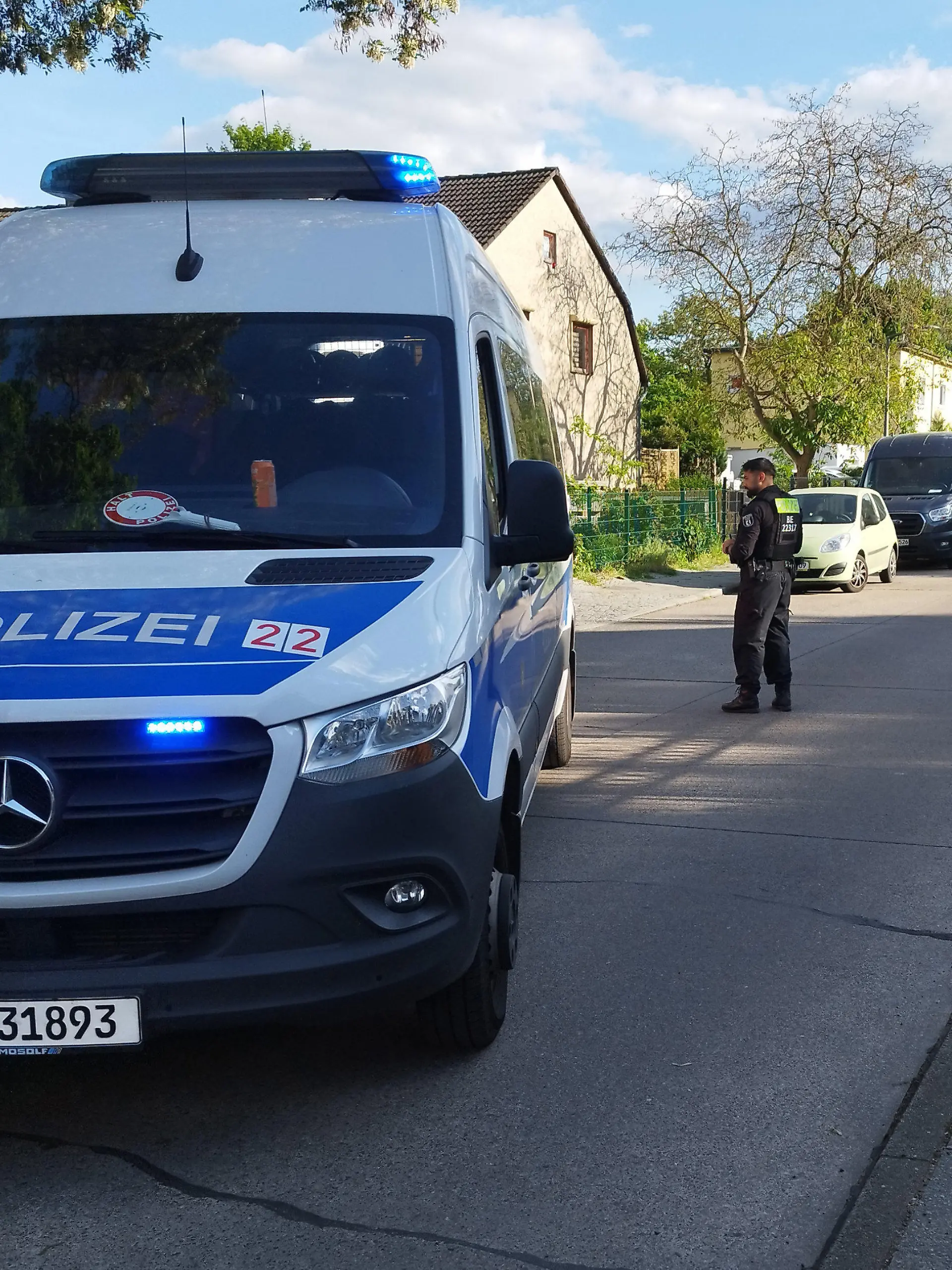 06.05.2024, Berlin: Polizisten sperren eine Straße im Berliner Bezirk Spandau für die Ermittlungsarbeiten. Nach dem Tod eines Mannes auf offener Straße im Berliner Bezirk Spandau ermittelt eine Mordkommission. Ersten Ermittlungen zufolge bestehe der Verdacht eines Tötungsdelikts. Foto: Christian Pörschmann/dpa +++ dpa-Bildfunk +++