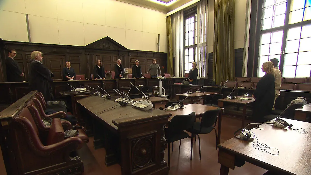 Erst als die Kameras draußen waren, betritt die Angeklagte am Dienstag den Gerichtssaal in Hamburg. Laut Gericht ist sie zu psychisch labil, um vor die Öffentlichkeit zu treten.