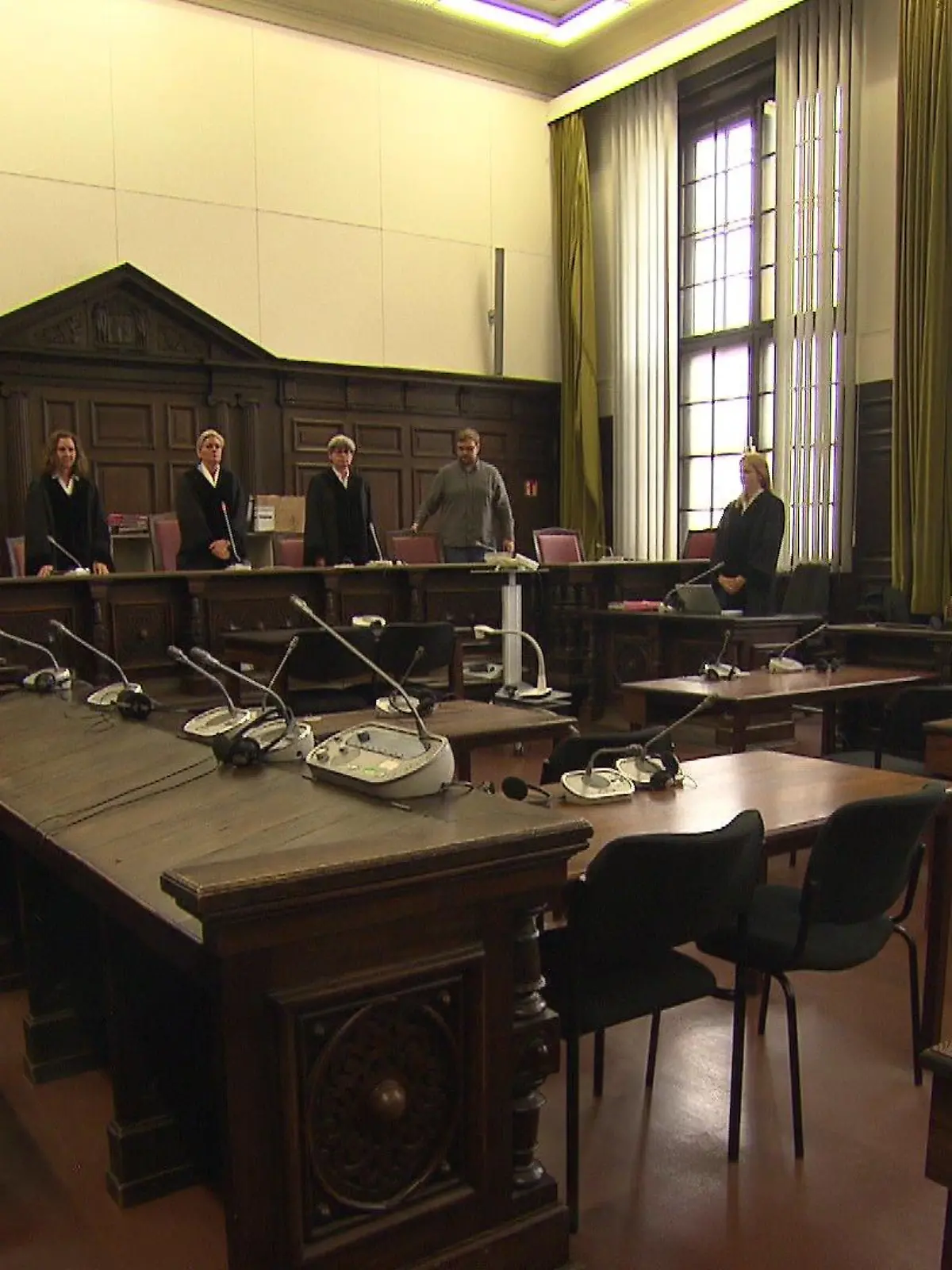 Erst als die Kameras draußen waren, betritt die Angeklagte am Dienstag den Gerichtssaal in Hamburg. Laut Gericht ist sie zu psychisch labil, um vor die Öffentlichkeit zu treten.