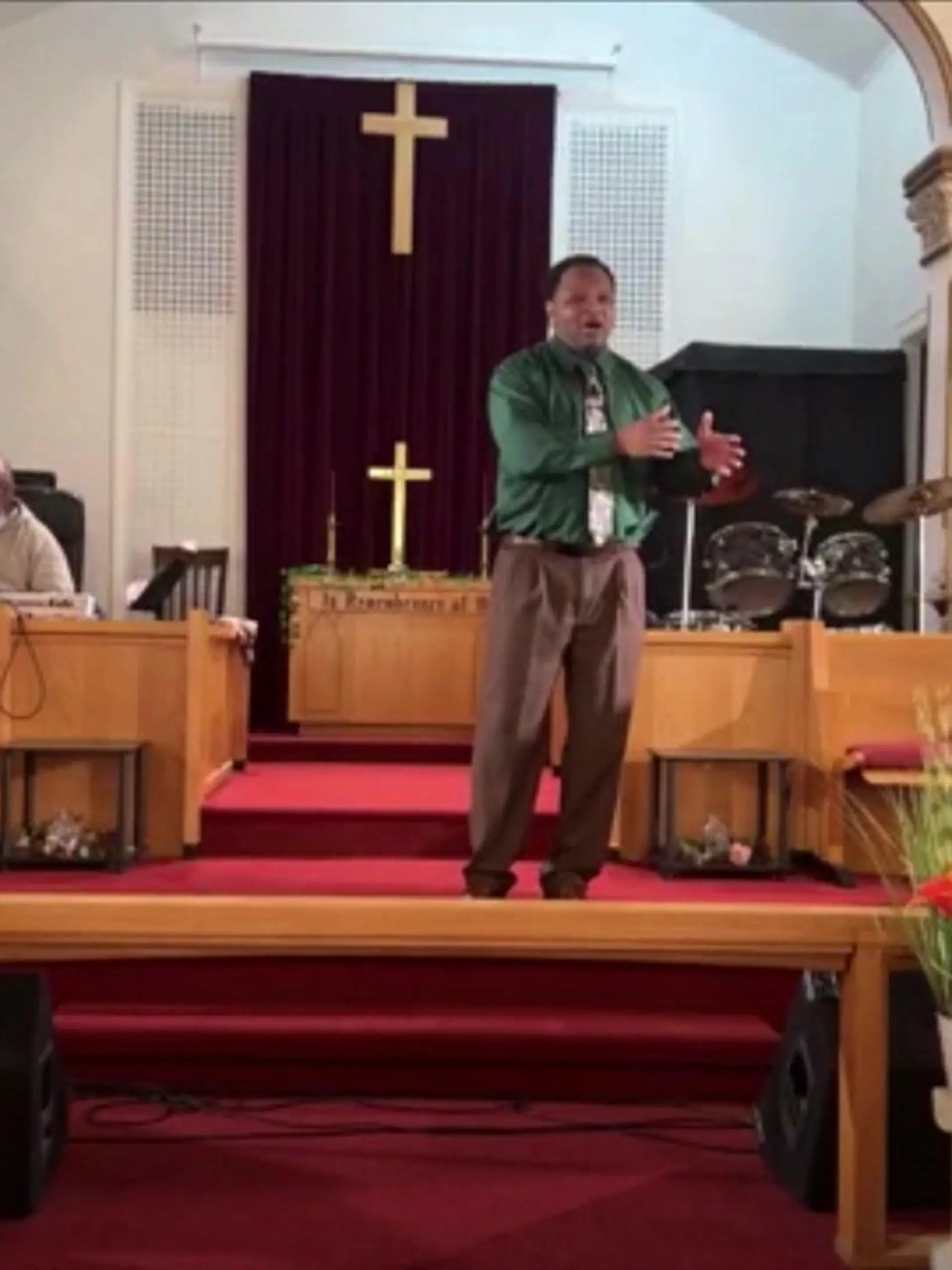 Im US-Amerikanischen Pennsylvania richtet ein Mann während eines Gottesdienst eine Waffe gegen den Pastor, um ihn zu erschießen. Doch mutige Gemeindemitglieder können ihn stoppen.