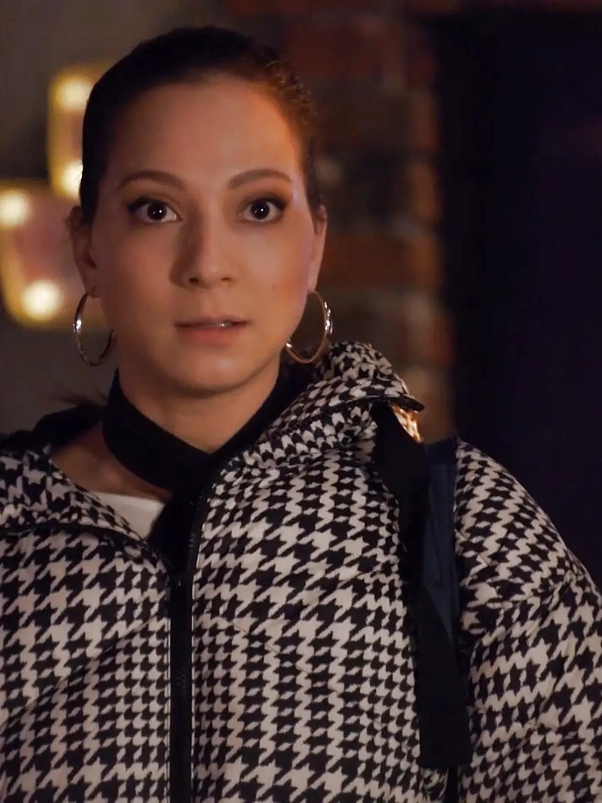 AWZ-Folge 4443 vom 08.05.24: Als Leyla Charlie verdächtigt, ihre Trainingszeit auf dem Eis gestohlen zu haben, wird Charlie wütend und die beiden beginnen zu streiten. Doch später am Abend zeigt sich Charlie ungewohnt offen und verrät Leyla, warum sie beim Training so unter Strom steht.