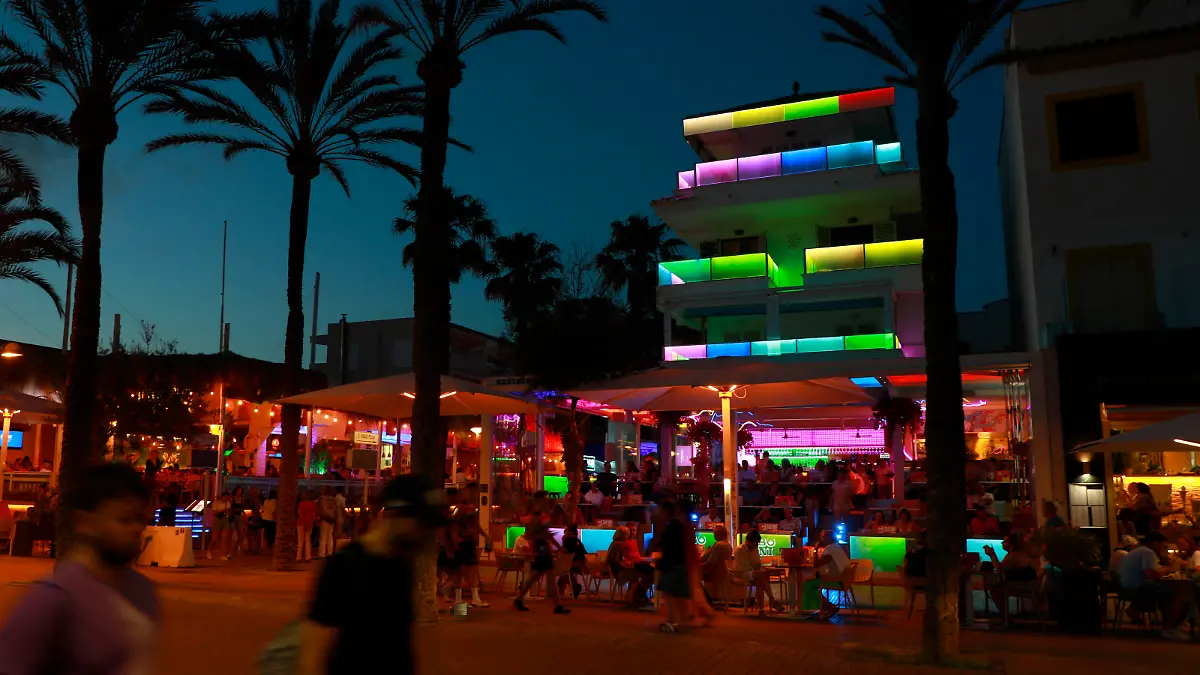 Ein deutscher Urlauber ist in der Nacht auf Dienstag von einer Terrasse eines Hotels an der Playa de Palma in den Tod gestürzt.