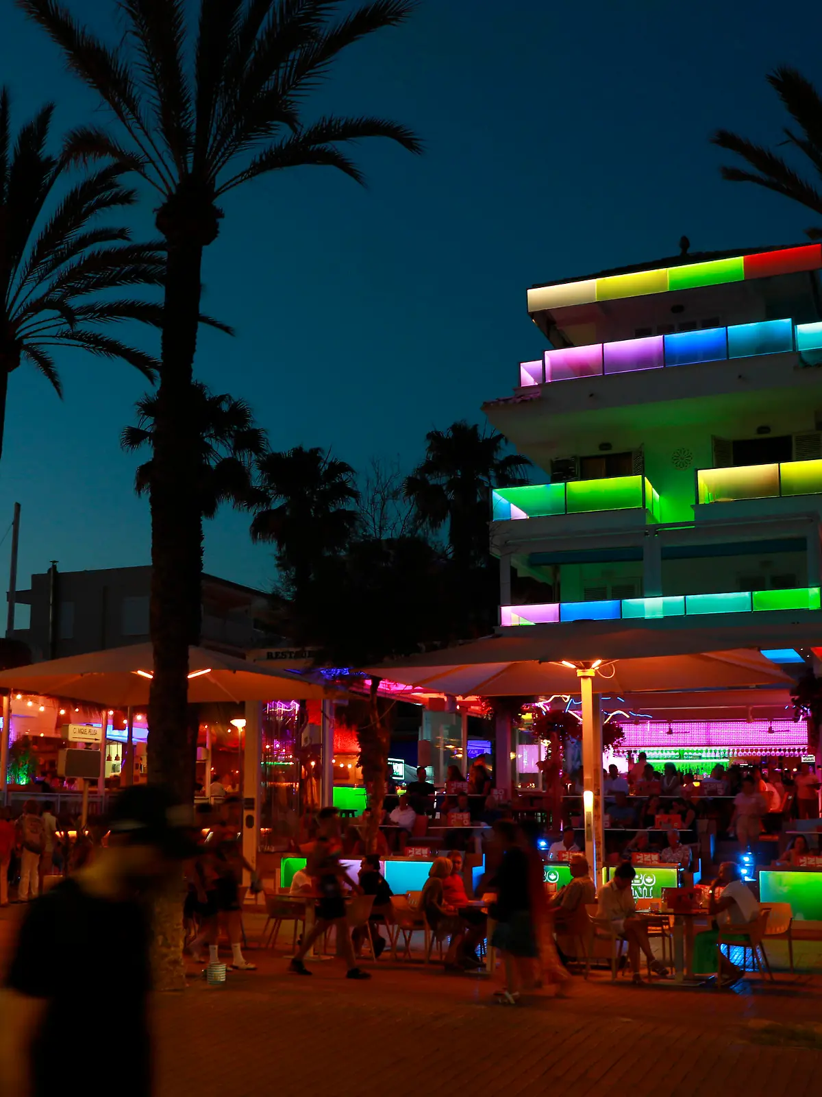 Ein deutscher Urlauber ist in der Nacht auf Dienstag von einer Terrasse eines Hotels an der Playa de Palma in den Tod gestürzt.