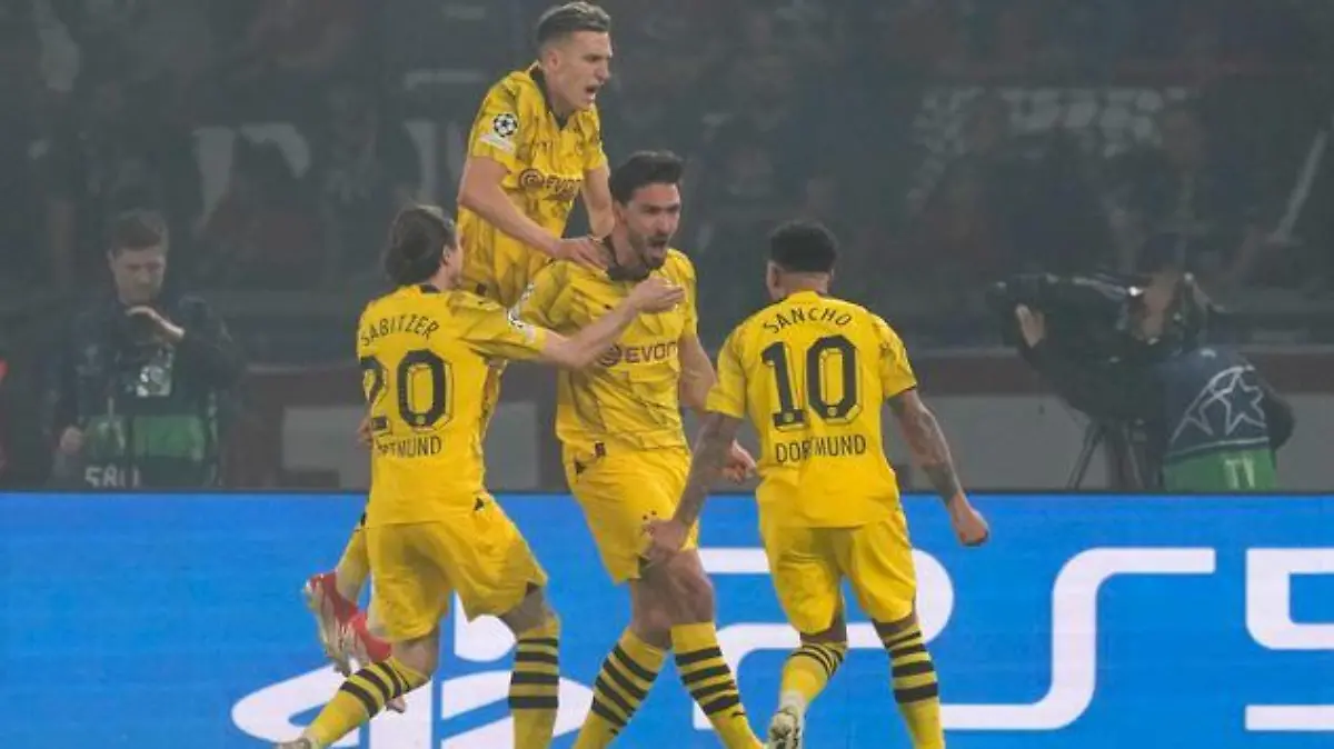 Mats Hummels wird nach seinem Treffer von seinen Teamkollegen gefeiert.