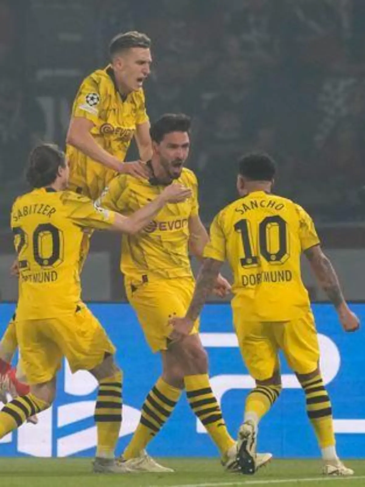 Mats Hummels wird nach seinem Treffer von seinen Teamkollegen gefeiert.