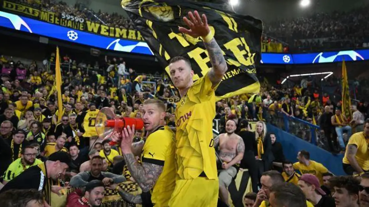 Marco Reus feiert den Sieg mit den BVB-Fans in der Kurve.