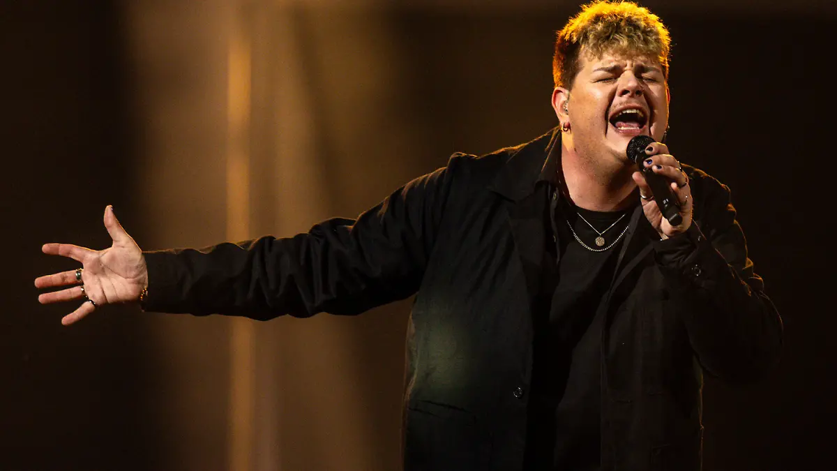 dpatopbilder - 06.05.2024, Schweden, Malmö: Isaak aus Deutschland performt den Song «Always On The Run» auf der Bühne des Eurovision Song Contest (ESC) 2024 bei den Proben für das erste Halbfinale am 07.05.2024 in der Malmö Arena. Der größte Gesangswettbewerb der Welt steht unter dem Motto «United By Music». Foto: Jens Büttner/dpa +++ dpa-Bildfunk +++